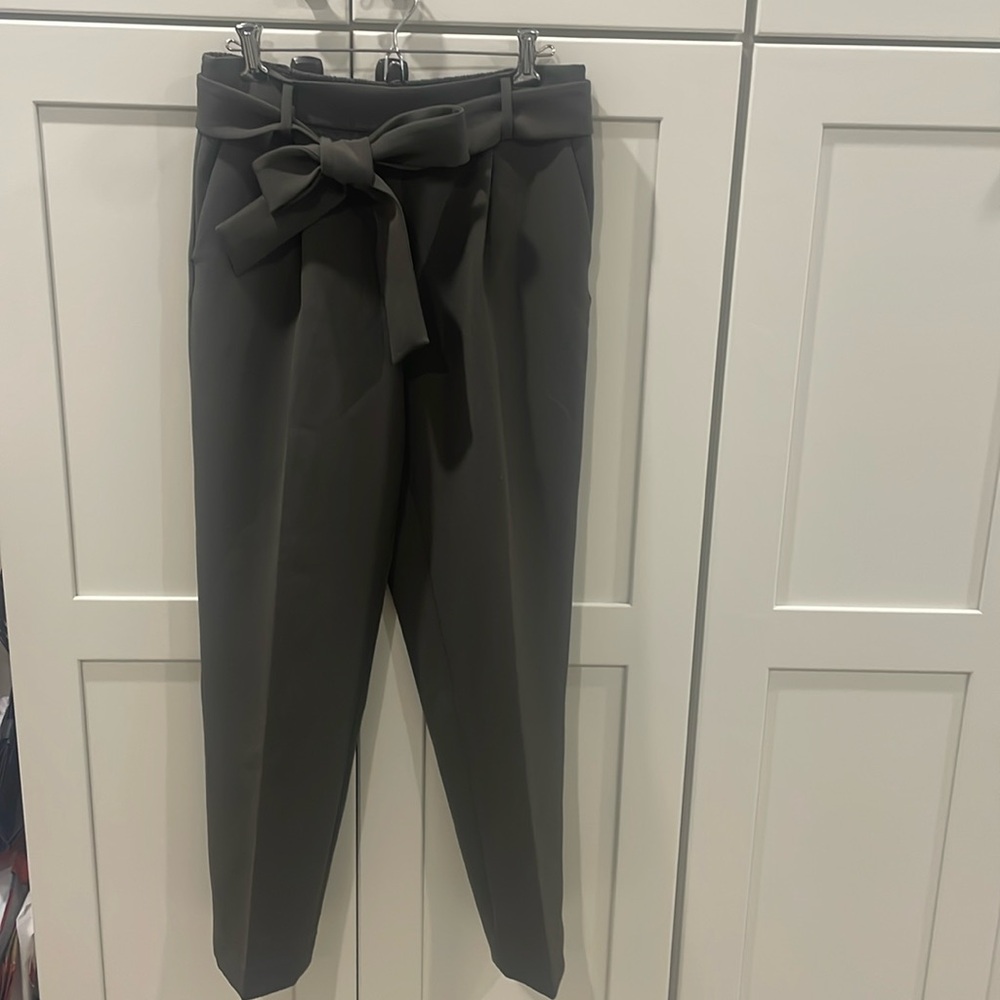 Halogen khaki green dress pants, size sm, detachable belt, taper leg